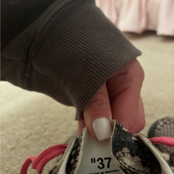 Off-White Sneakers - Picture 4 of 4